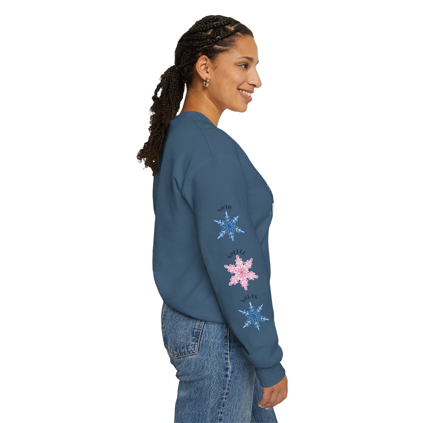Custom MAMA Snowflake Sweatshirt – Snowflake Mom Tee – Cozy Christmas Gift for Moms