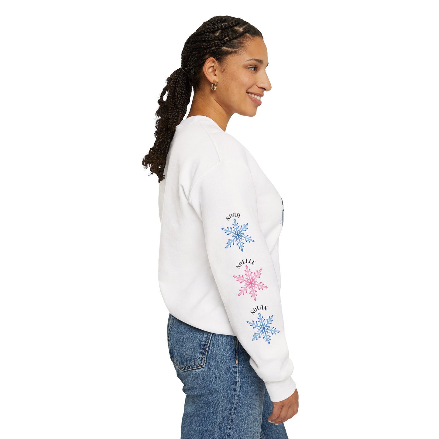 Custom MAMA Snowflake Sweatshirt – Snowflake Mom Tee – Cozy Christmas Gift for Moms